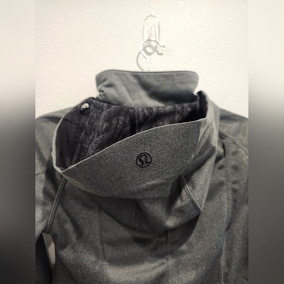 RARE LULULEMON EMBARK SOFTSHELL WATERPROOF JACKET SIZE 4 SMALL - Picture 9 of 9